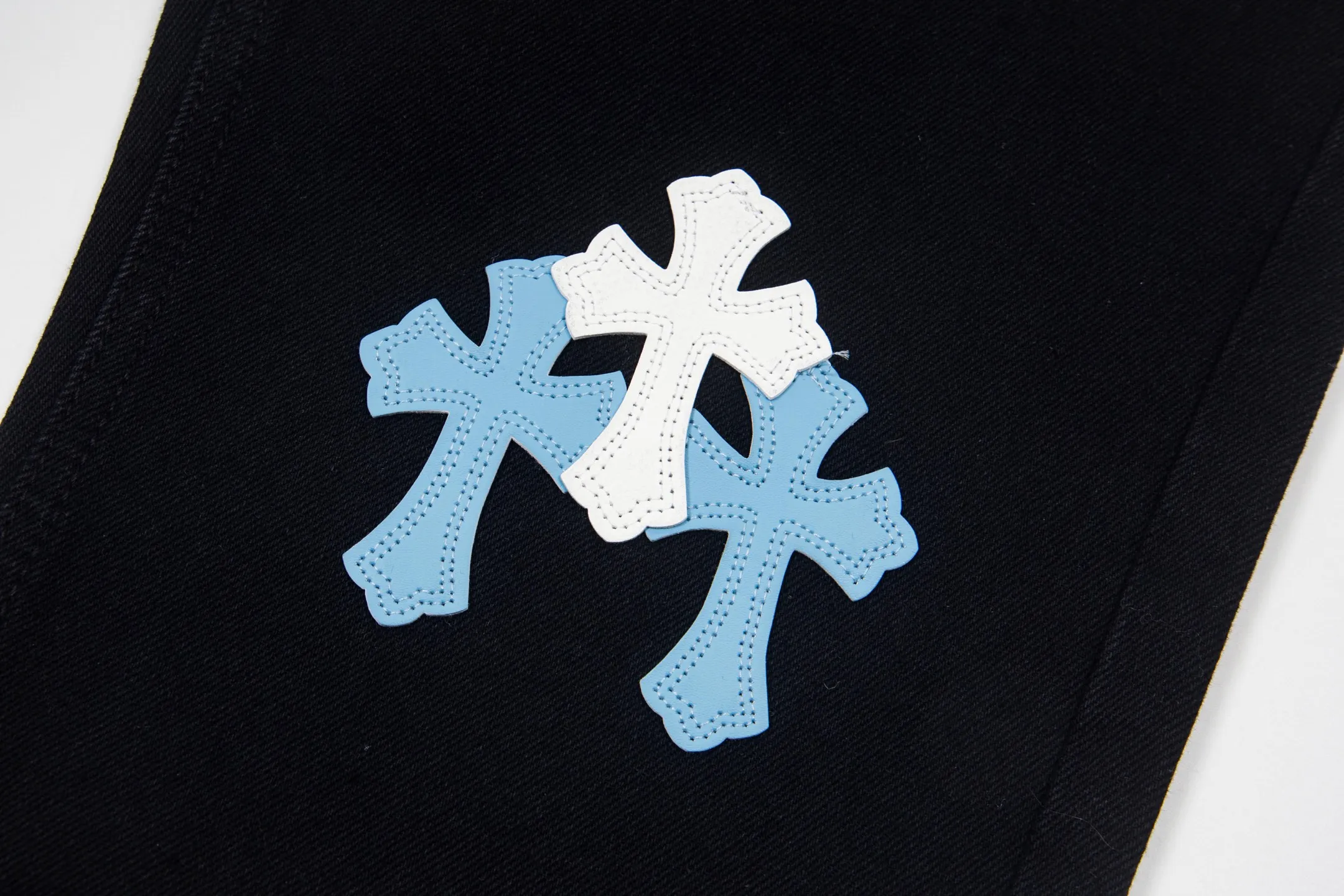 P260 Chrome Hearts Black Pants Sanskrit Blue and White Patch Leather Jeans CH jeans need to be washed before being dismantled and then hand-stitched with sheepskin cross leather and then spliced ​​together. The whole piece has too many craftsmanship to describe. The patches are decorated with cross patterns and the high-waisted washed jeans! ! Absolutely high-end luxury products, god-level single products and super popular products, made with top heavy industry, a must-see magic weapon. Customized hardware. The fabric is thick and soft after washing. It has good breathability. Customized small leather label. Unique design. The details are simple and elegant, and the workmanship is exquisite. The entire trousers are neatly routed and the details are in place! It’s so cool that both men and women can easily control the genderless trend! Style number: 1873# Color: black Size: 28 30 32 34